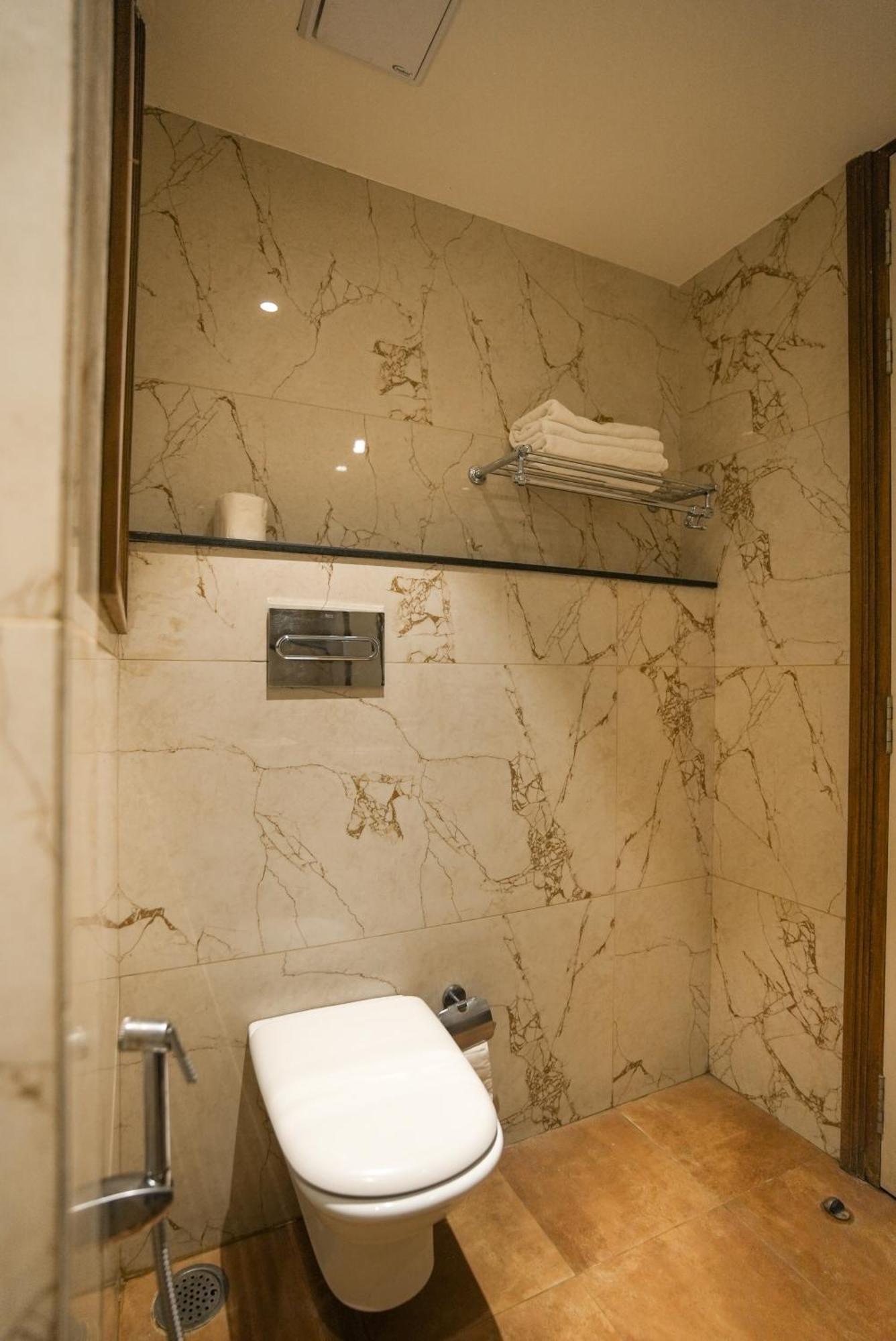 Celebrant Hotel Varanasi Exterior foto
